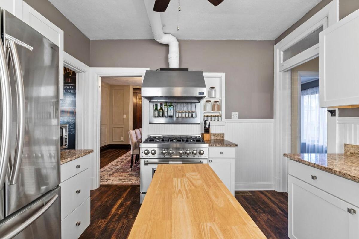 Ideal For Big Groups And Family Retreats! Sleeps 17 Holiday home Pittsburgh